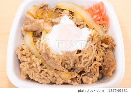 美味的半熟雞蛋蓋上牛肉碗午餐 美味的半熟雞蛋蓋上牛肉碗午餐 127549381