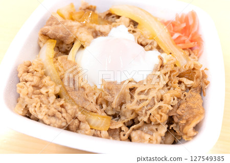 美味的半熟雞蛋蓋上牛肉碗午餐 127549385