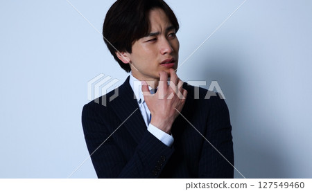 憂心忡忡的男性辦公室職員的形象 127549460