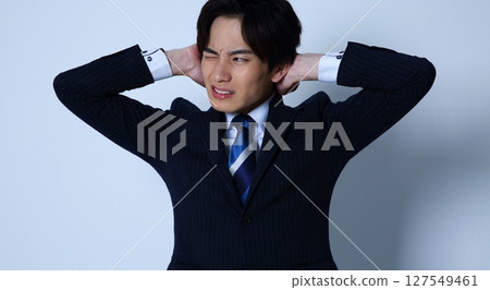 憂心忡忡的男性辦公室職員的形象 127549461