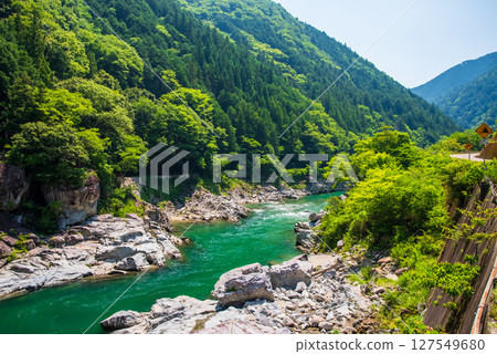 Nakayama Shichiri [A magnificent view along the Hida River in Gifu Prefecture] 127549680
