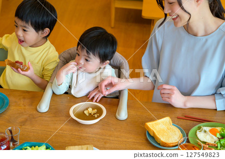 A Japanese mother eating a meal with her child 127549823