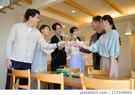 Japanese men and women toasting at a home party 127549864