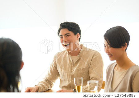 日本男人和女人在家聚會 127549892