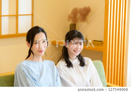 兩名日本女性在客廳休息 127549908