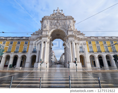 Portugal, Lisbon, Arco da Rua Augusta, Comercio Square, early morning in May, after the rain Portugal, Lisbon, Arco da Rua Augusta, Comercio Square, early morning in May, after the rain 127551922