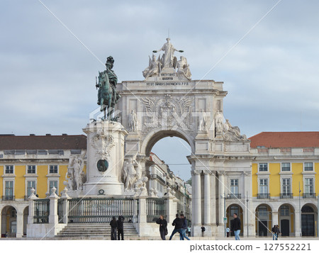 葡萄牙，里斯本，奧古斯塔拱門，商業廣場，五月清晨，雨後 127552221