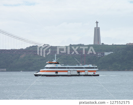 五月陰天,從葡萄牙里斯本大發現紀念碑欣賞基督君王雕像 五月陰天,從葡萄牙里斯本大發現紀念碑欣賞基督君王雕像 127552575