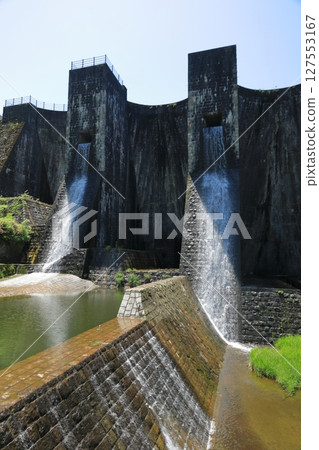 A view of the Kannonji Toyonen Pond Dam, where water is released with a splash 127553167