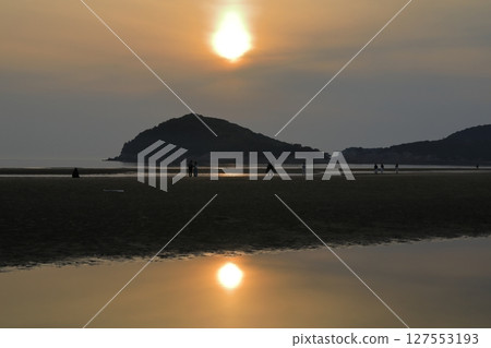 三豐父母濱海灘的潮池映照著橘色的夕陽 127553193