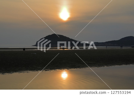 A beautiful view of the sunset reflected in the tide pools at Chichibugahama Beach, Mitoyo A beautiful view of the sunset reflected in the tide pools at Chichibugahama Beach, Mitoyo 127553194