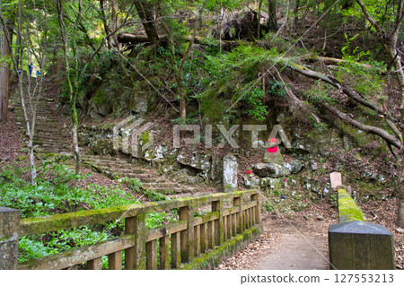 【神奈川縣】大山登山道上的育兒地藏菩薩 【神奈川縣】大山登山道上的育兒地藏菩薩 127553213