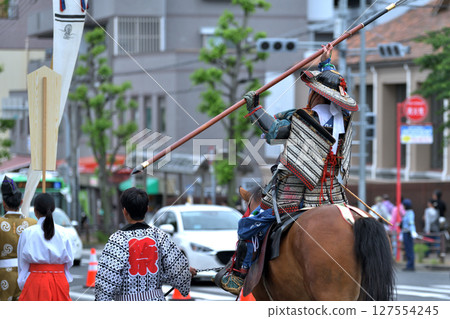 Procession of Kusunoki warriors, mounted warriors, and a sacred procession at Kobe Minatogawa Shrine 127554245