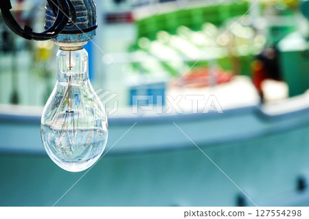 偏遠漁港停泊的漁船上的漁燈 127554298