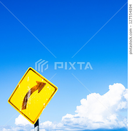一個簡單的風景，有藍天、白雲和右彎標誌 127554894