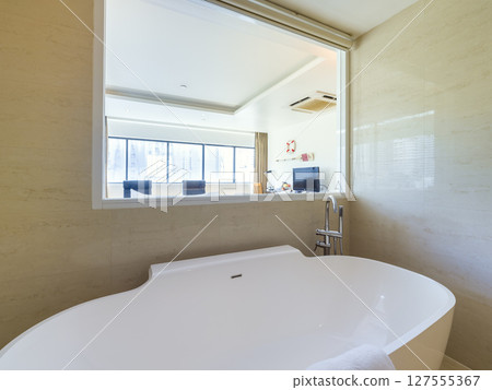 Large hotel bathroom 127555367