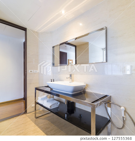 Beautiful hotel bathroom 127555368