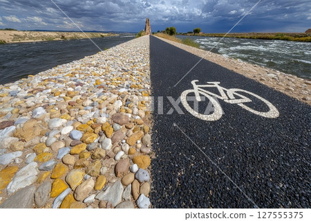 The water canal experienced drought due to natural disasters in the dry season 127555375