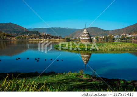 Tibetan Stupa on Lamu Yangcuo Lake in Shangri La, Yunnan 127555415