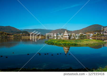 Tibetan Stupa on Lamu Yangcuo Lake in Shangri La, Yunnan 127555416