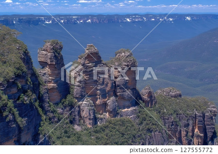 The famous Three Sisters landmark in Blue Mountains National Park near Sydney, Australia, can be viewed spectacularly from Echo Point lookout 127555772