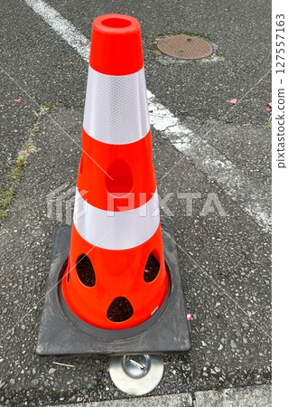 紅色穿孔錐體 紅色穿孔錐體 127557163