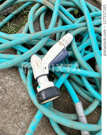 廢棄的軟管淋浴噴頭 127557165