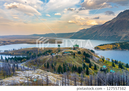 沃特頓國家公園黃昏的城市景觀,山火後的秋日風景 沃特頓國家公園黃昏的城市景觀,山火後的秋日風景 127557382
