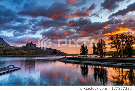 秋日黎明，沃特頓湖畔火紅的光芒和鏡面的倒影 127557383