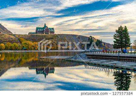 秋日清晨,沃特頓湖畔的彩色雲彩和鏡面倒影 秋日清晨,沃特頓湖畔的彩色雲彩和鏡面倒影 127557384