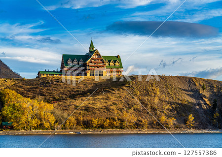 陽光明媚的早晨，沃特頓湖畔美麗的秋日風景 127557386