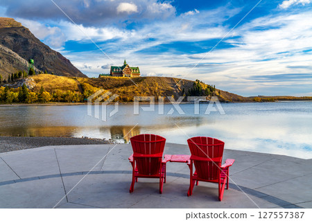 晴朗的秋日早晨,紅色阿迪朗達克椅俯瞰沃特頓湖 晴朗的秋日早晨,紅色阿迪朗達克椅俯瞰沃特頓湖 127557387