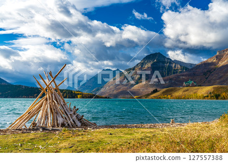 秋日早晨,中沃特頓湖的浮木海灘 秋日早晨,中沃特頓湖的浮木海灘 127557388