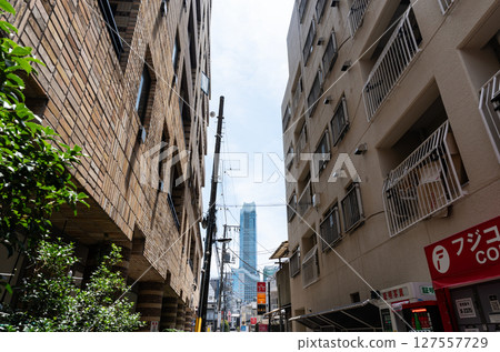 JR新大久保站，面對新宿，清澈的藍色夏日天空，東京新宿區大久保 127557729