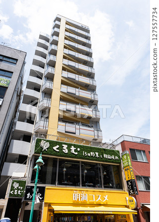 JR新大久保站東口韓國城明洞化妝品和韓國烤肉夏日晴朗的藍天東京新宿區大久保 JR新大久保站東口韓國城明洞化妝品和韓國烤肉夏日晴朗的藍天東京新宿區大久保 127557734