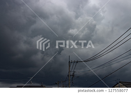 夏日天空的突然變化:暴雨前的烏雲 夏日天空的突然變化:暴雨前的烏雲 127558077