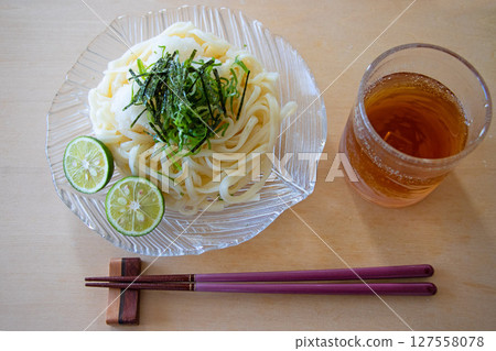 冷烏龍麵配上酸橘、蘿蔔絲和海苔絲 冷烏龍麵配上酸橘、蘿蔔絲和海苔絲 127558078