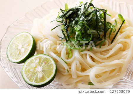 夏季家常菜:午餐吃冷酢橘烏龍麵 夏季家常菜:午餐吃冷酢橘烏龍麵 127558079