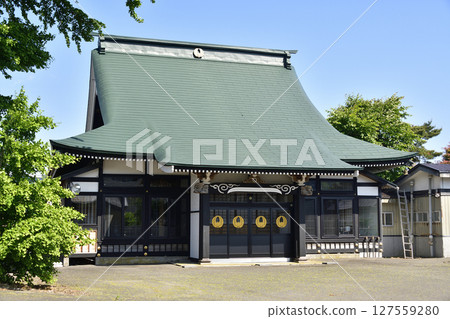 Photographing the grounds of Onyasan Toryu-ji Temple in Yakumo Town, Hokkaido in early summer 127559280