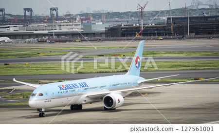 Korean Air Boeing 787-9 taxiing Korean Air Boeing 787-9 taxiing 127561001