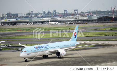 Korean Air Boeing 787-9 taxiing Korean Air Boeing 787-9 taxiing 127561002