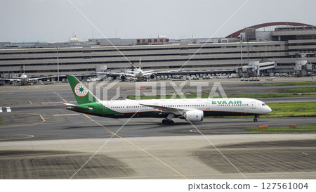 長榮航空飛機駛向停機坪 長榮航空飛機駛向停機坪 127561004