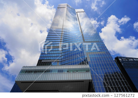 藍天白雲映襯下的摩天大樓 2021年6月 港區車站塔與虎之門之丘 127561272