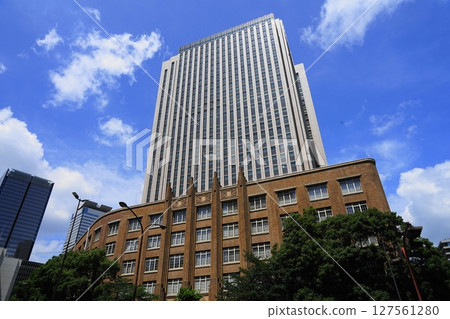 藍天白雲下閃耀的高樓大樓 2029年6月 港區文部科學省及聯合政府第7號館東館 藍天白雲下閃耀的高樓大樓 2029年6月 港區文部科學省及聯合政府第7號館東館 127561280