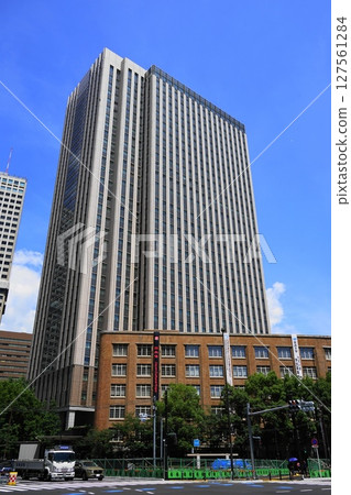 藍天白雲下閃耀的高樓大廈 2033年6月 港區文部科學省及聯合政府第7號館東館 127561284