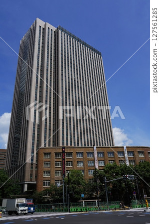 藍天白雲下閃耀的高樓大樓 港區2034年6月 文部科學省及聯合政府第7號館東館 127561285