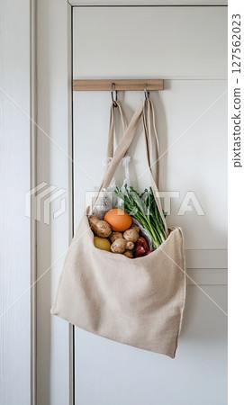 zero-waste shopping kit hanging by door. zero-waste shopping kit hanging by door. 127562023