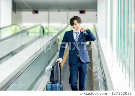一名年輕人背著包包走路 127562081