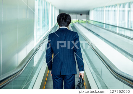 年輕男子走 127562090