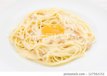 Delicious Carbonara Pasta with Raw Egg 127562152
